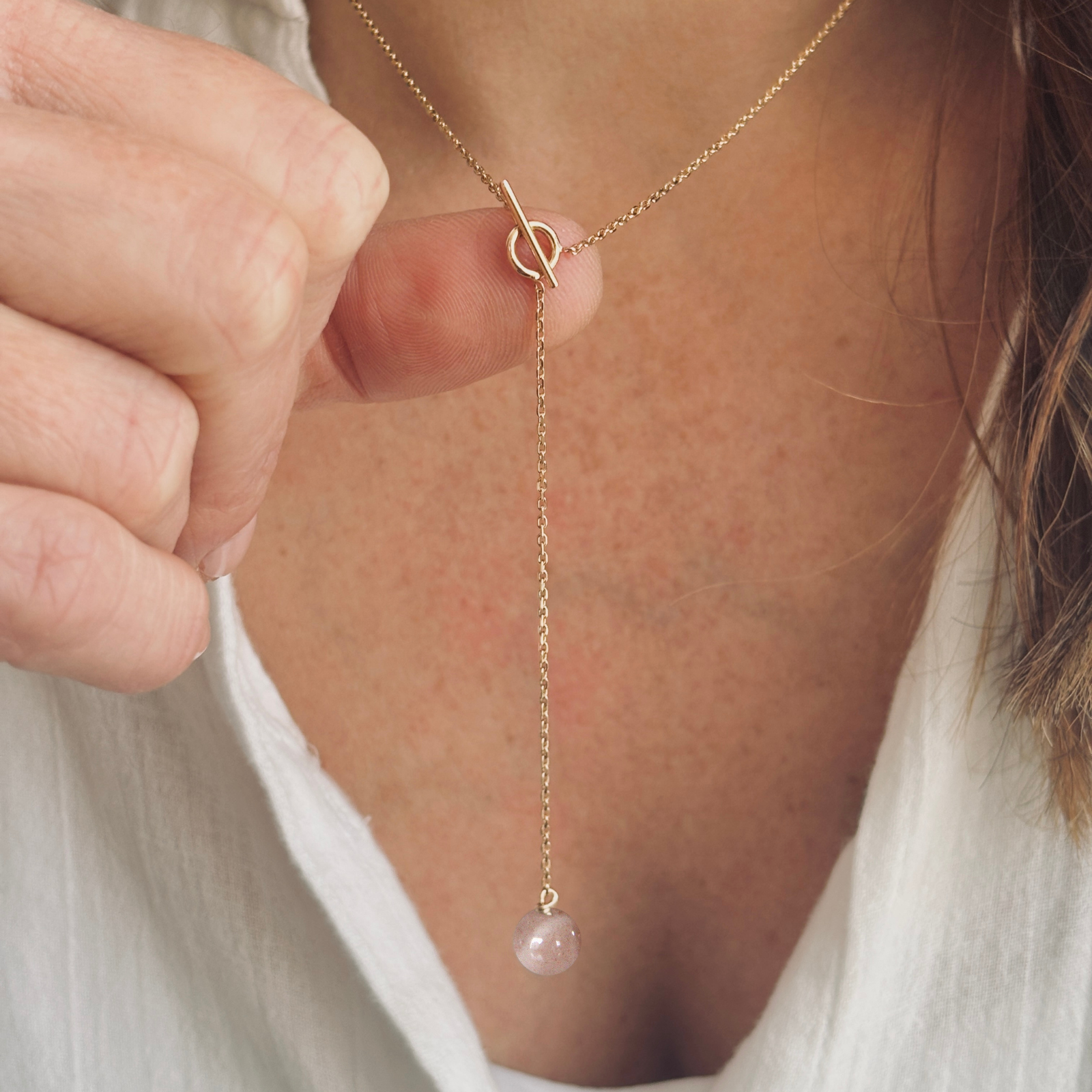 Collier Pénélope Pierre naturelle Pierre de soleil Plaqué or porté