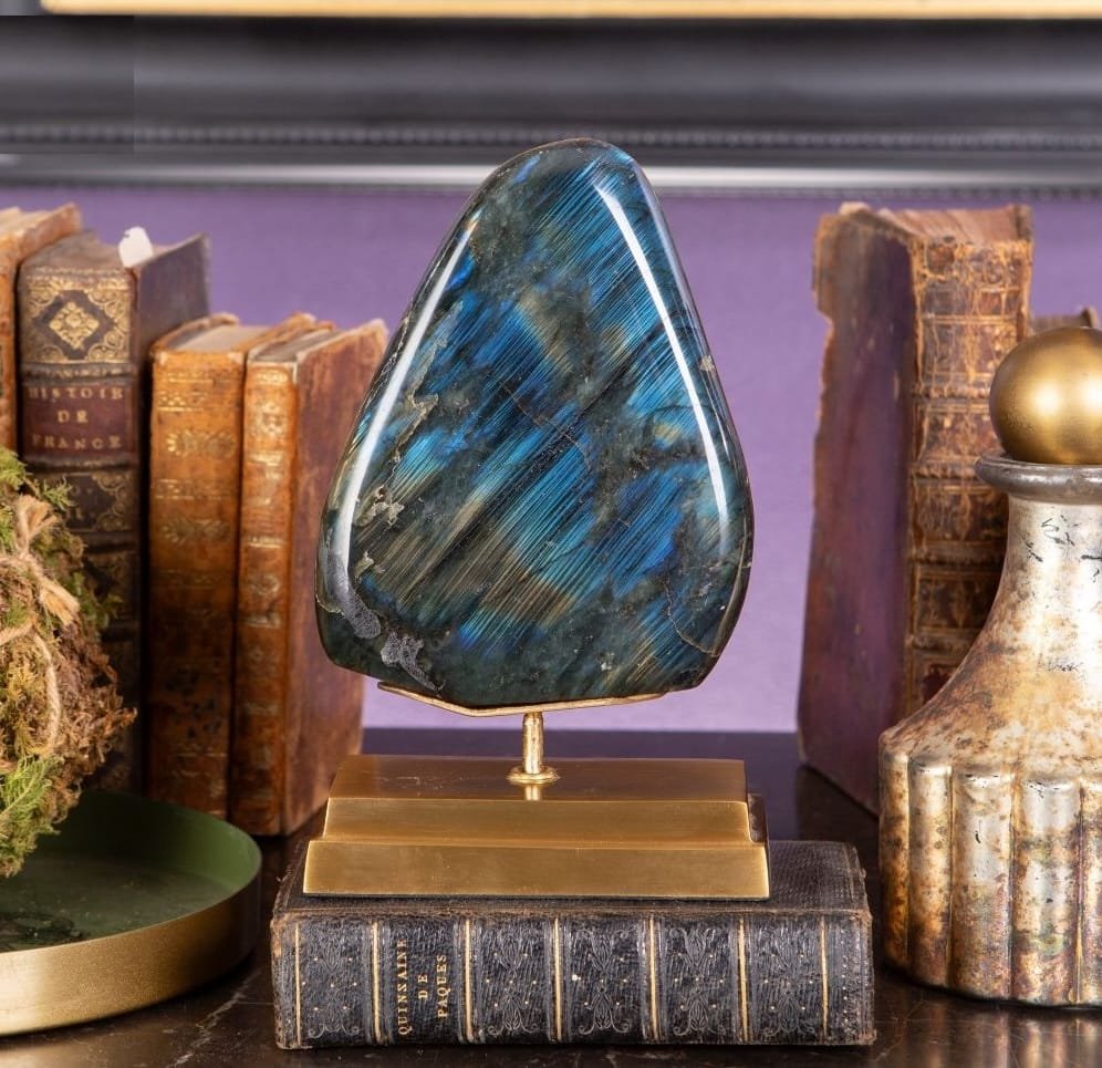 labradorite-de-14kg-madagascar-base-laiton