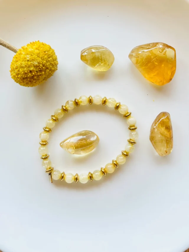☀️ Citrine – Vitalité, bonheur & chance 
Chaleureuse et lumineuse, la Citrine est une pierre solaire par excellence.
Elle vous aide à rayonner, à cultiver la joie de vivre, à retrouver votre vitalité et à attirer l’abondance sous toutes ses formes (et pas que matérielle).

Reliée au chakra du plexus solaire, elle stimule la confiance en soi, l’énergie créative et vous encourage à voir le verre (de citronnade 🍋) à moitié plein !

💛 Une pierre parfaite pour les natifs du Bélier, Gémeaux et Taureau, en quête de légèreté, de bonheur simple et de chance alignée.

✶ Pierre associée au mois de novembre
✶ Bijou fait main, imaginé pour illuminer votre quotidien

💬 Et vous, que vous évoque la Citrine ? Une énergie qui vous attire ? Partagez vos ressentis ou vos expériences en commentaire 👇🏼

citrine | joie de vivre | chakra solaire | confiance en soi | pensée positive | énergie solaire | vitalité | pierre de lumière | motivation | abondance | alignement | pierre naturelle | bijoux faits main | lithothérapie | création artisanale | bijou spirituel | spiritualité | énergie positive | création française | made in france | astrologie | mois de novembre