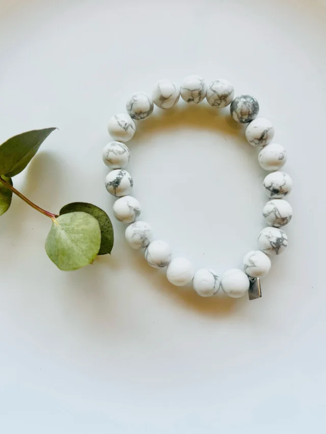 🌙 Les pierres naturelles pour mieux dormir
Parce que les nuits paisibles sont précieuses, certaines pierres peuvent vous accompagner vers un sommeil plus profond et réparateur…

☆ Howlite – Elle calme le mental agité et invite au relâchement.
☆ Améthyste – Connue pour favoriser l’endormissement et apaiser les insomnies.
☆ Pierre de Lune – Elle harmonise les émotions pour des nuits plus sereines.
☆ Quartz Rose – Elle enveloppe de douceur, apporte un sentiment de sécurité et rassure le cœur.

À garder près de vous, sous l’oreiller ou à porter en bijou, pour un rituel du soir tout en douceur.

💬 Vous utilisez l’une de ces pierres pour mieux dormir ? Partagez votre expérience en commentaire ! 👇🏽

sommeil réparateur I pierres naturelles I lithothérapie I calme intérieur I détente I relaxation I pierre de nuit I bien-être I émotions apaisées I bijoux énergétiques I mayana bijoux I douceur I rituel du soir I sommeil paisible I énergie positive I bijou fait main I création française
