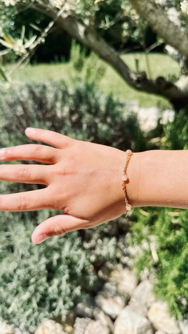 🌟 Bientôt une collection enfants ?
Je suis de retour de vacances et j’en profite pour vous partager quelques photos de mes petits cobayes préférés… 💛

♡ Mes enfants portent déjà mes créations et leurs amis se laissent aussi séduire alors  une collection Mayana pour enfants est doucement en train de germer dans mon esprit (et dans mon atelier !)

Des bijoux tout doux, adaptés aux petits poignets, en pierres naturelles bien sûr… pour les accompagner dans leur quotidien, avec de belles énergies.
Pour un cadeau symbolique fort, pour des événements marquants ou pour le quotidien. 

✨ Ça vous tenterait ?
Dites-moi en commentaire si l’idée vous plaît… et si vous avez des envies particulières pour cette mini-collection 💬

bijoux enfants I pierres naturelles I made in france I créations artisanales I première pierre I bijoux symboliques I cadeaux enfants I naissance I baptême I anniversaire enfant I bijou personnalisé I douceur I tendresse I pierre de naissance I lithothérapie enfant I créations sur-mesure I souvenir précieux I bijou émotion I énergie douce I bijou pour petit cœur I mayana bijoux I bijoux mini I pierres protectrices I bijoux faits main I enfant sacré I pierres pour enfants