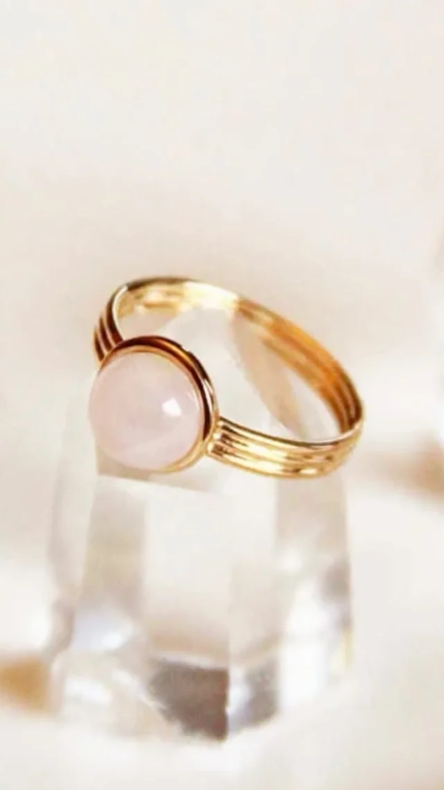 ✨ Sélection bagues – Élégance & Énergies naturelles
Des créations fines et pleines de sens, à porter chaque jour ou pour marquer les moments précieux.

Chaque bague est façonnée à la main, dans mon atelier, et ornée de pierres naturelles choisies pour leurs bienfaits uniques 💫

💍 Que vous cherchiez une pierre d’ancrage, d’amour ou de confiance, il y a une bague pour vous accompagner.

💬 Dites-moi : vous êtes plutôt doré ou argent ? Et quelle pierre vous attire le plus en ce moment ? 👇🏼

bague pierre naturelle I bijoux faits main I création artisanale I lithothérapie I bijou symbolique I ancrage I amour I confiance I bijoux énergétiques I création française I mayana bijoux I bijou spirituel I pierre de naissance I énergie positive I bague dorée I bague argent I style minimaliste