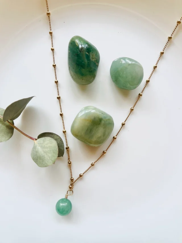 🌿 Aventurine – Amour, harmonie et patience 
Douce et apaisante, l’aventurine verte invite à la sérénité. Symbole d’équilibre et de self-control, elle accompagne celles et ceux qui cherchent à cultiver la tranquillité intérieure.

Véritable pierre de réconfort, elle apaise le stress, calme la nervosité et aide à garder le cœur ouvert, même dans les tempêtes du quotidien.

Reliée au chakra du cœur, elle favorise l’harmonie émotionnelle, la patience… et une forme de paix douce, qui vient de l’intérieur.

✶ Signes astrologiques : Cancer I Capricorne I Sagittaire
✶ Pierre du mois de mai

♡ Comme tous les bijoux Mayana, chaque création en aventurine est fabriquée à la main, avec l’intention de vous accompagner dans votre quotidien… avec douceur et sens.

💬 Et vous, avez-vous déjà ressenti l’effet apaisant de cette pierre ? Dites-moi en commentaire 👇🏼

aventurine I harmonie I amour de soi I patience I pierre naturelle I chakra cœur I pierre verte I apaisement I calme intérieur I bien-être émotionnel I lithothérapie I bijoux faits main I création artisanale I mayana bijoux I spiritualité I signe astrologique I pierre de naissance I mai I pierre du cœur I protection douce