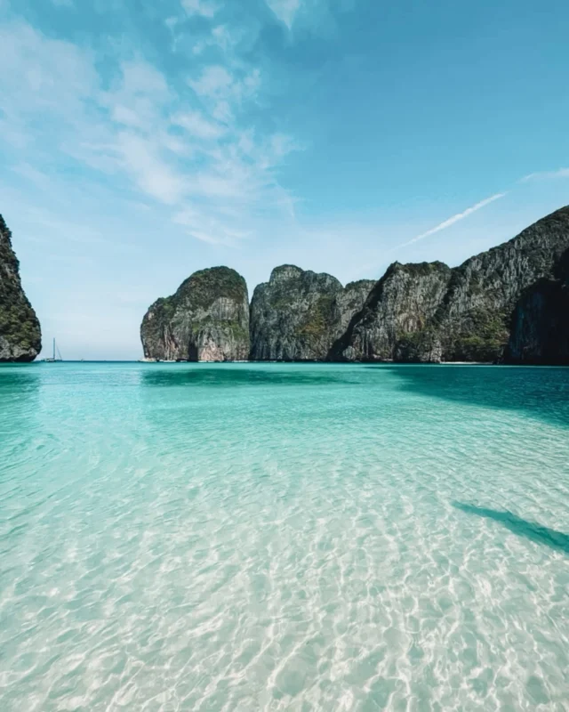 Pourquoi Mayana ? Une histoire de lieu, d’émotion, d’énergie 💛

Le nom Mayana vient d’un lieu spécial : Maya Bay, en Thaïlande. Un lieu à la beauté presque irréelle, où l’on ressent instantanément la paix, la lumière, la magie de la nature.

Un lieu où l’on se sent aligné, apaisé, ressourcé… 🌊
C’est exactement ce que je cherche à transmettre à travers mes bijoux : de la sérénité, des couleurs, de la joie et de belles énergies.

 La plage, le soleil, les éléments, le calme… C’est tout un univers qui me parle profondément.
 Observer, contempler, ralentir, se reconnecter à l’essentiel. 

✨ Mayana, c’est un peu de cette énergie-là, portée par chaque création.

 Vous connaissez Maya Bay ? Vous aussi vous avez un lieu qui vous fait cet effet-là ? 

mayana I inspiration voyage I maya bay I plage magique I énergies positives I bijoux avec intention I bien-être I soleil I nature I reconnexion I slow life I création artisanale I spiritualité I lithothérapie I pierres naturelles I univers inspirant